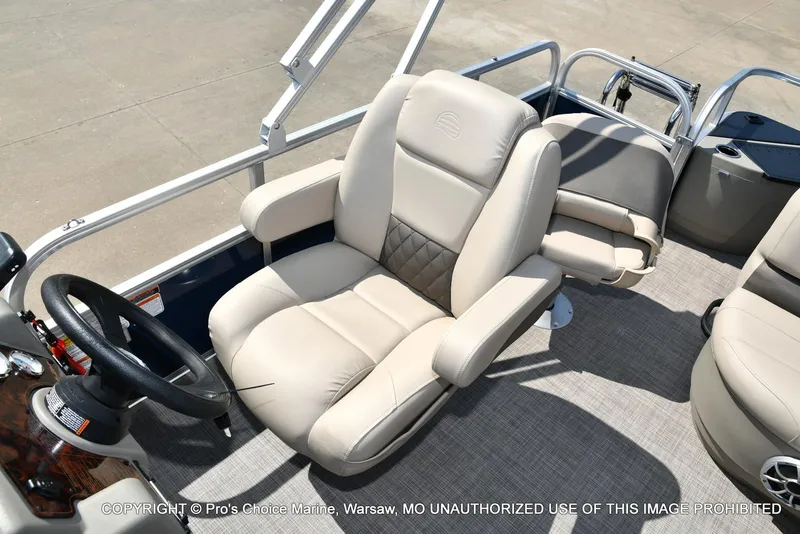 Slide: The Image of Sun Tracker Bass Buggy 18 DLX w/60HP CT 4 Stroke 2025 - 38