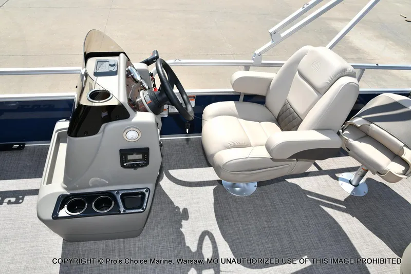 Slide: The Image of Sun Tracker Bass Buggy 18 DLX w/60HP CT 4 Stroke 2025 - 39