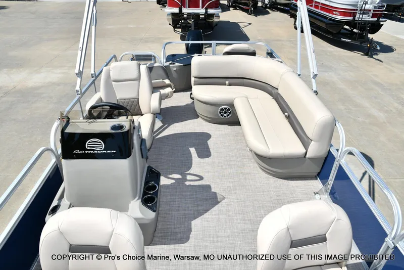 Slide: The Image of Sun Tracker Bass Buggy 18 DLX w/60HP CT 4 Stroke 2025 - 4