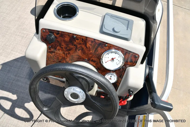 Slide: The Image of Sun Tracker Bass Buggy 18 DLX w/60HP CT 4 Stroke 2025 - 41