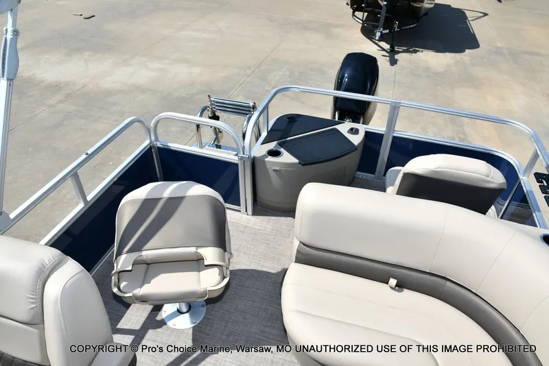 Slide: The Image of Sun Tracker Bass Buggy 18 DLX w/60HP CT 4 Stroke 2025 - 43