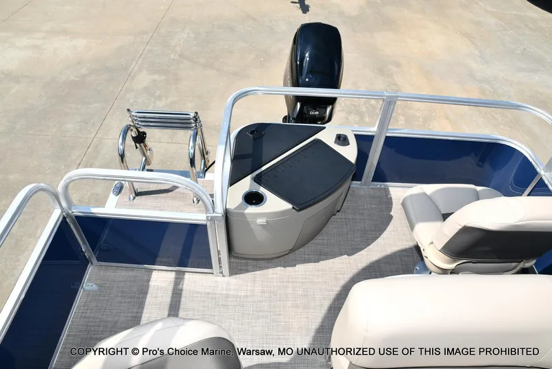 Slide: The Image of Sun Tracker Bass Buggy 18 DLX w/60HP CT 4 Stroke 2025 - 44