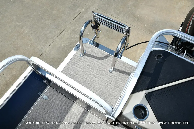 Slide: The Image of Sun Tracker Bass Buggy 18 DLX w/60HP CT 4 Stroke 2025 - 45