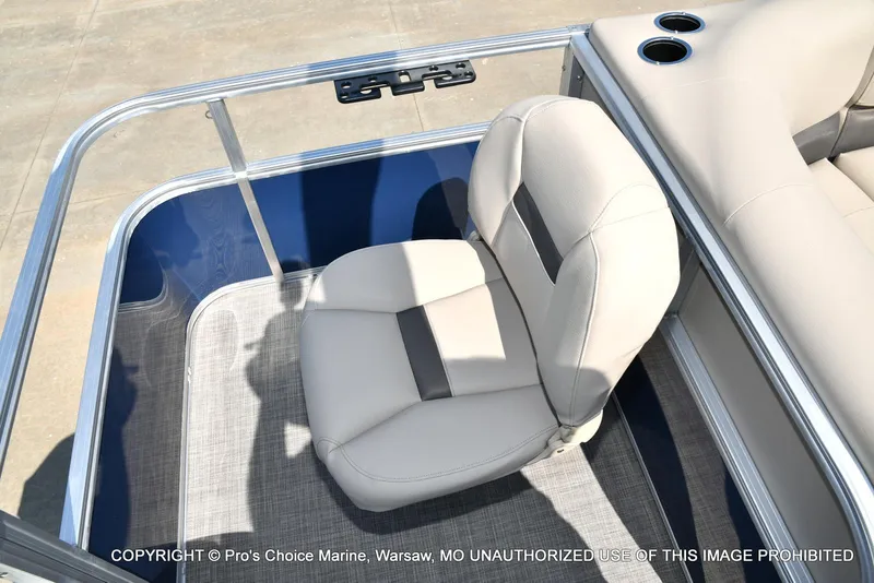 Slide: The Image of Sun Tracker Bass Buggy 18 DLX w/60HP CT 4 Stroke 2025 - 47