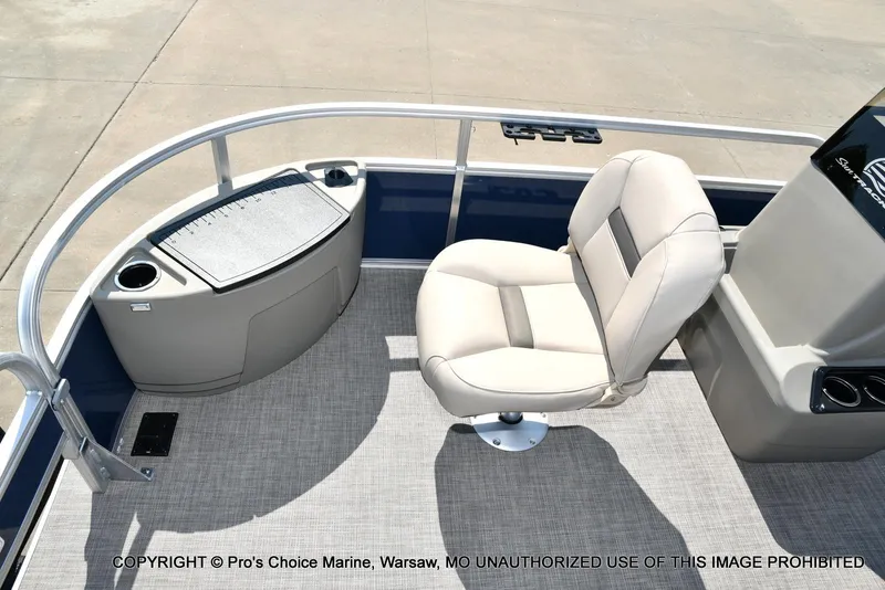 Slide: The Image of Sun Tracker Bass Buggy 18 DLX w/60HP CT 4 Stroke 2025 - 5