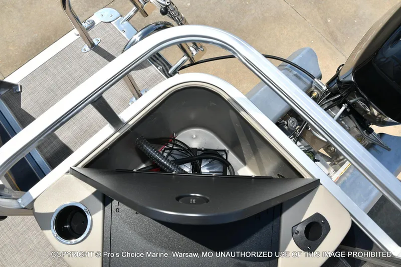 Slide: The Image of Sun Tracker Bass Buggy 18 DLX w/60HP CT 4 Stroke 2025 - 51