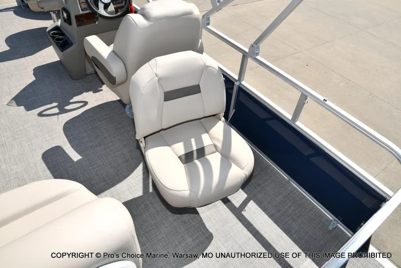 Slide: The Image of Sun Tracker Bass Buggy 18 DLX w/60HP CT 4 Stroke 2025 - 52