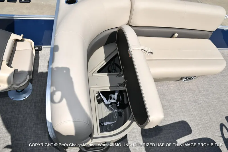 Slide: The Image of Sun Tracker Bass Buggy 18 DLX w/60HP CT 4 Stroke 2025 - 54