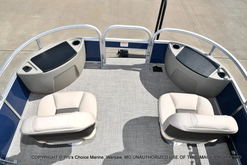 Slide: The Image of Sun Tracker Bass Buggy 18 DLX w/60HP CT 4 Stroke 2025 - 56