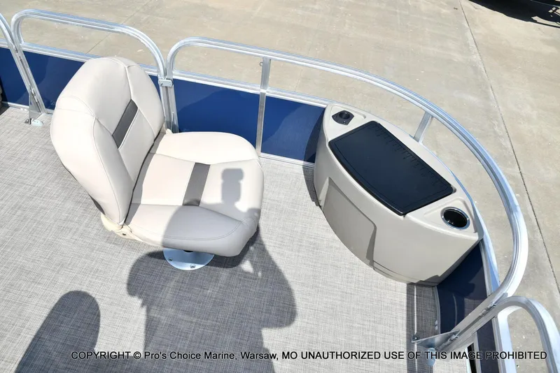 Slide: The Image of Sun Tracker Bass Buggy 18 DLX w/60HP CT 4 Stroke 2025 - 6