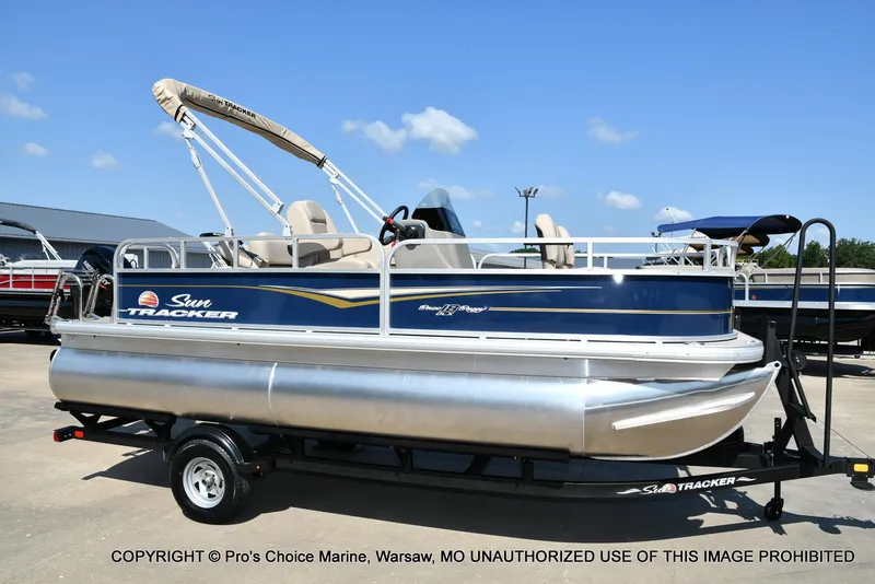 Slide: The Image of Sun Tracker Bass Buggy 18 DLX w/60HP CT 4 Stroke 2025 - 61