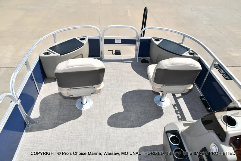 Slide: The Image of Sun Tracker Bass Buggy 18 DLX w/60HP CT 4 Stroke 2025 - 8