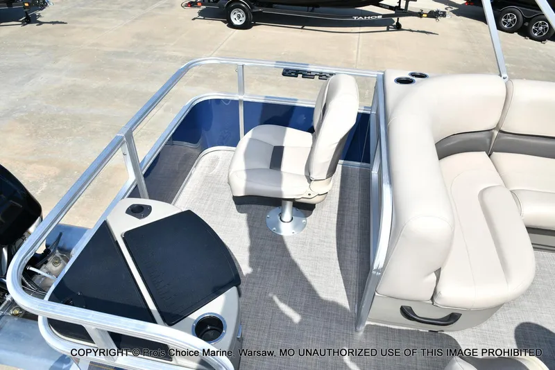 Slide: The Image of Sun Tracker Bass Buggy 18 DLX w/60HP CT 4 Stroke 2025 - 9