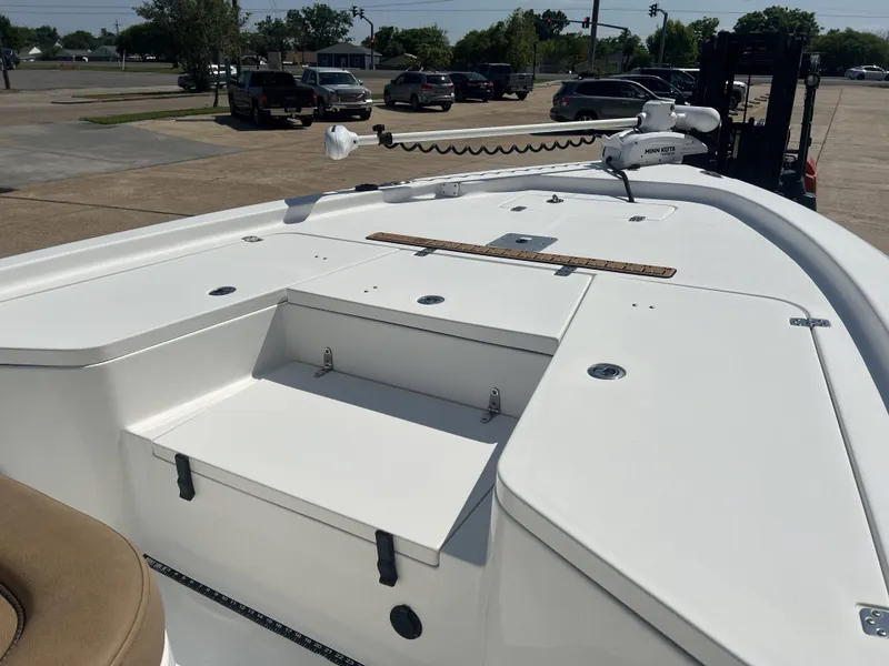 Slide: The Image of 2015 Sea Hunt BX 22 BR boat deck with Minn Kota trolling motor. - 8