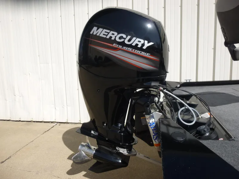 Slide: The Image of 2016 Tracker Pro Team 195 TXW with Mercury FourStroke outboard motor. - 18