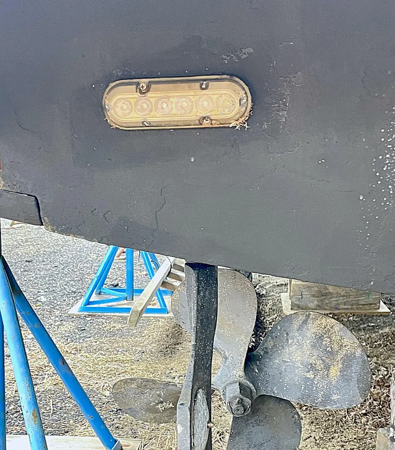 Slide: The Image of 1999 Henriques 28 Express Sportfish boat hull and propeller detail. - 25