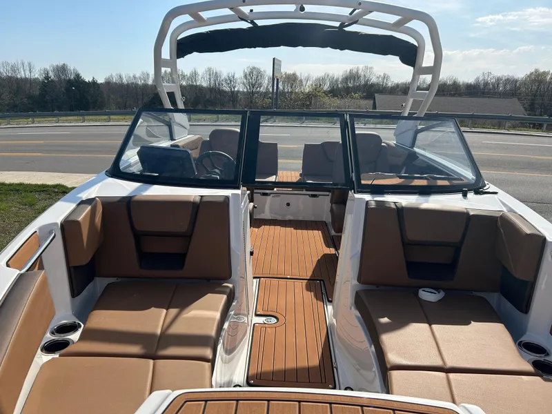 Slide: The Image of 2025 Yamaha Boats 222SE interior with tan seating and sleek design. - 8