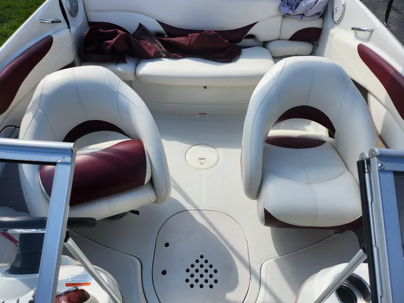 Slide: The Image of Interior of 2013 Tahoe Q7i boat with white and maroon seating. - 22