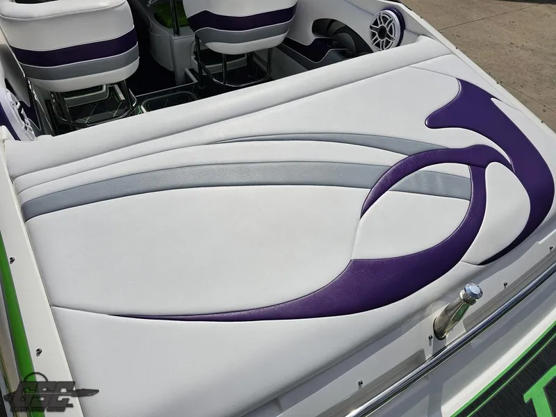 Slide: The Image of 2007 Nordic 28 Heat MCOB boat with white and purple seating design. - 40