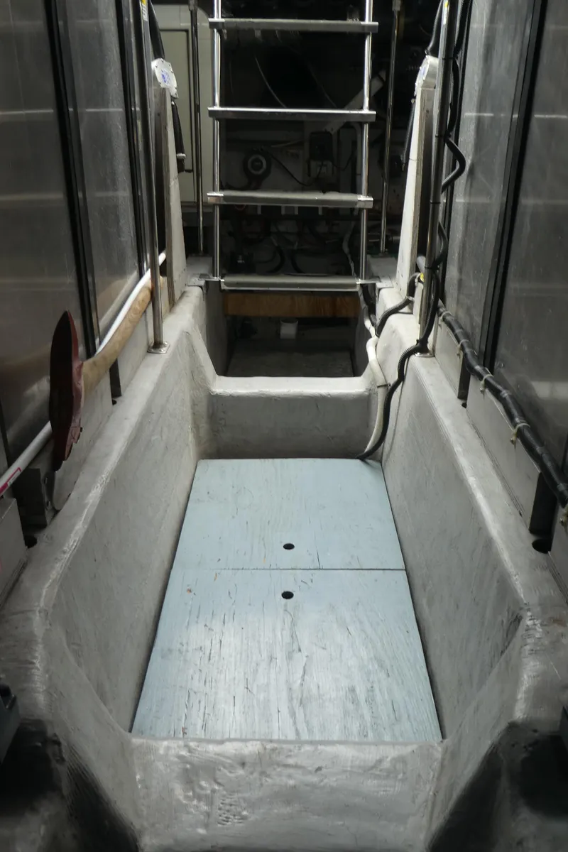 Slide: The Image of Carver 530 Voyager Pilothouse 1998 - 56