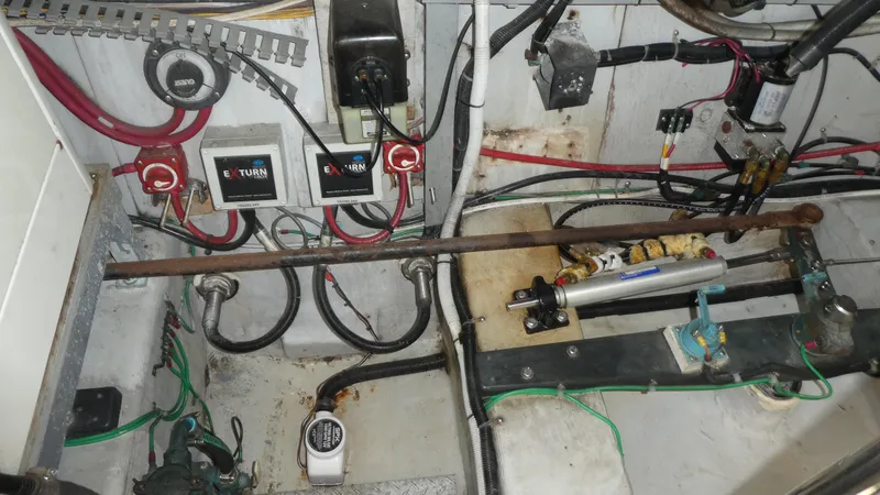 Slide: The Image of Carver 530 Voyager Pilothouse 1998 - 57