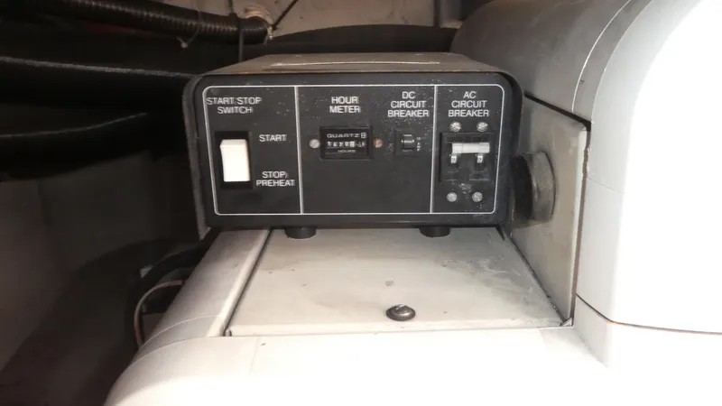 Slide: The Image of Carver 530 Voyager Pilothouse 1998 - 61