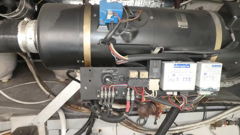 Slide: The Image of Carver 530 Voyager Pilothouse 1998 - 63