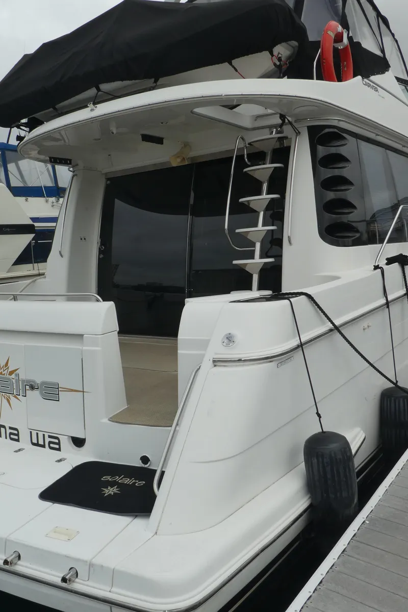 Slide: The Image of Carver 530 Voyager Pilothouse 1998 - 77