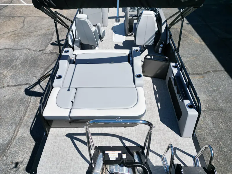 Slide: The Image of Tahoe LTZ VRB23T DX 2025 - 17