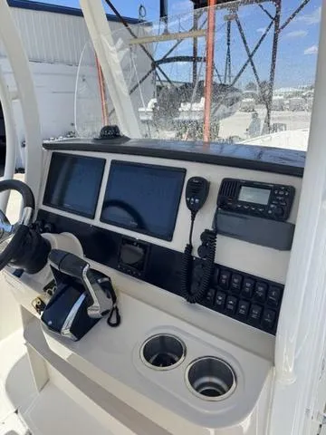 Slide: The Image of Boston Whaler 270 Dauntless 2022 - 6