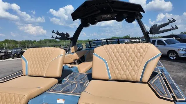 Slide: The Image of Tigé 24RZX 2025 - 29