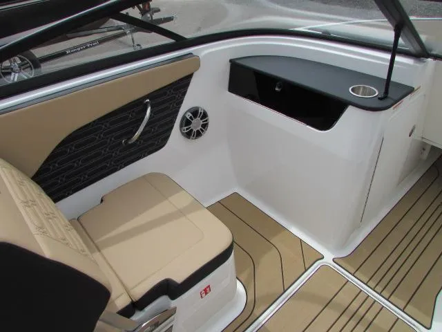 Slide: The Image of Sea Ray 190 Sport 2025 - 10