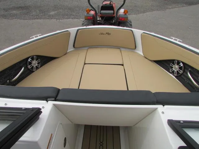 Slide: The Image of Sea Ray 190 Sport 2025 - 12