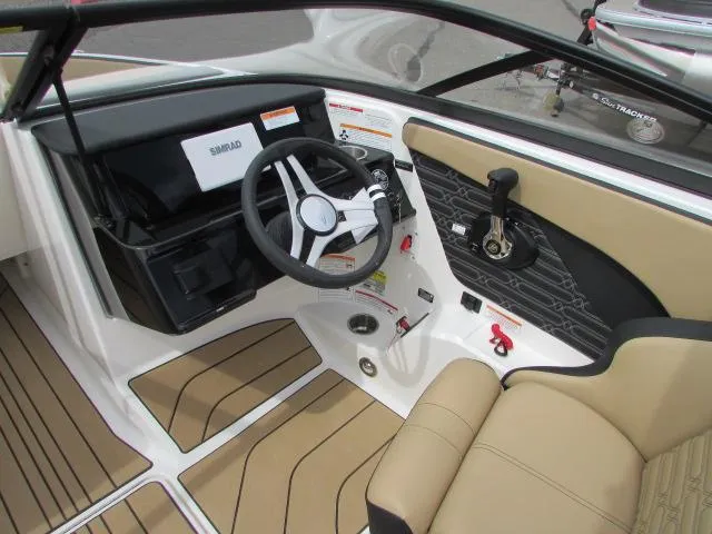 Slide: The Image of Sea Ray 190 Sport 2025 - 4