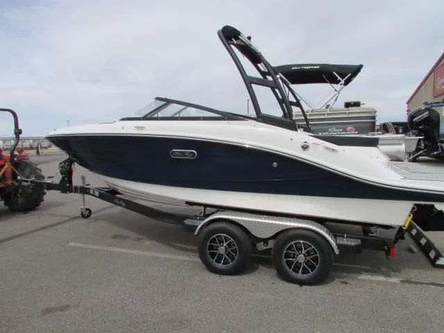Slide: The Image of Sea Ray 190 Sport 2025 - 11