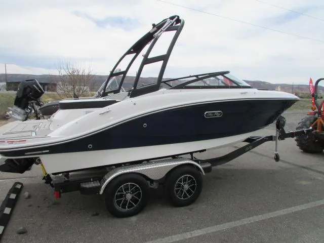 Slide: The Image of Sea Ray 190 Sport 2025 - 3