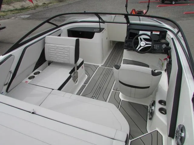 Slide: The Image of Sea Ray 190 Sport 2025 - 4