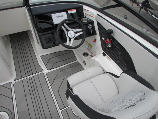 Slide: The Image of Sea Ray 190 Sport 2025 - 6