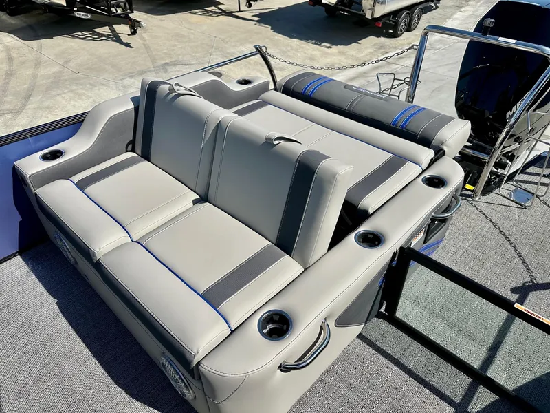 Slide: The Image of Barletta Corsa Ultra-Entertainer 25UE w/ Mercury 400HP V10! 2025 - 18