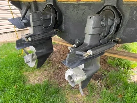 Slide: The Image of Dual propellers of a 2003 Sea Ray 280 Sundancer on grass. - 24