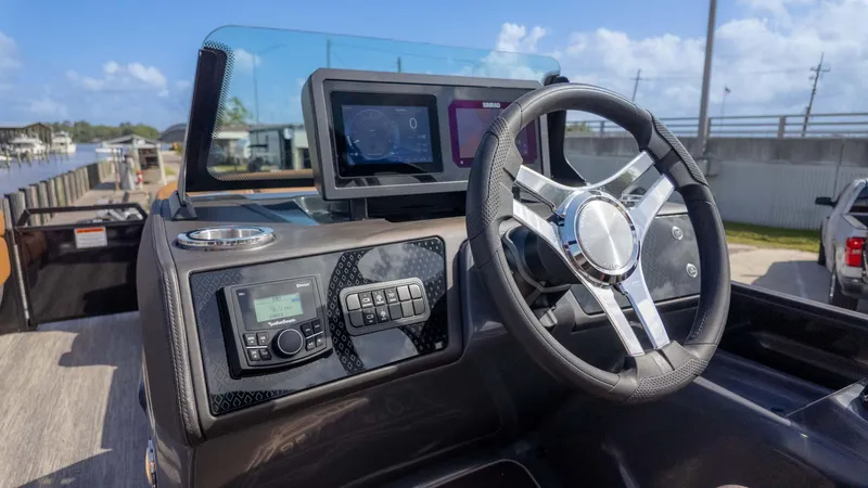 Slide: The Image of Bennington 22 M FAST BACK 2025 - 22