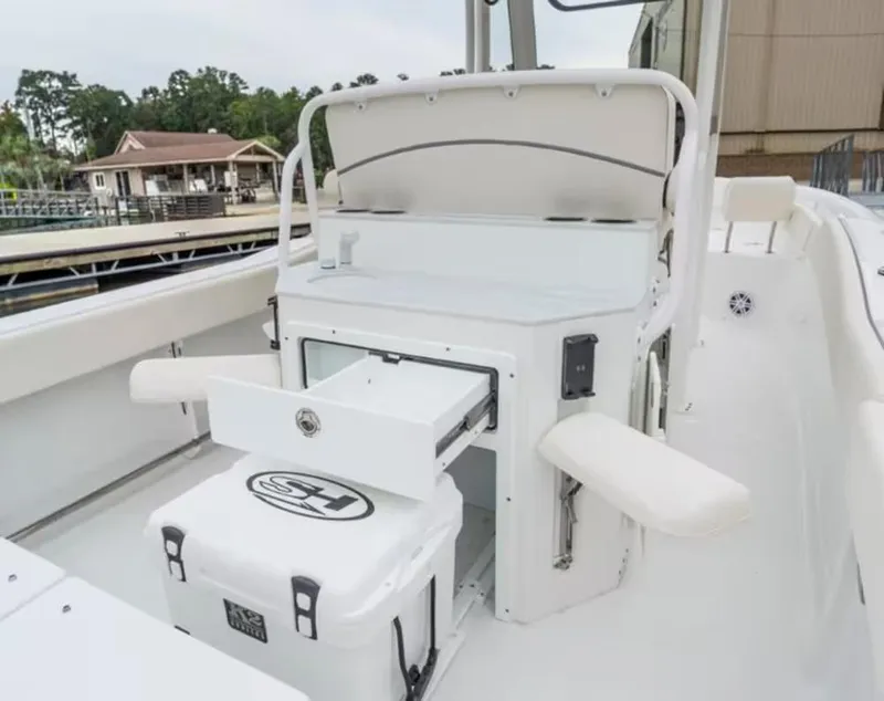 Slide: The Image of Sea Hunt Ultra 245 SE 2026 - 8