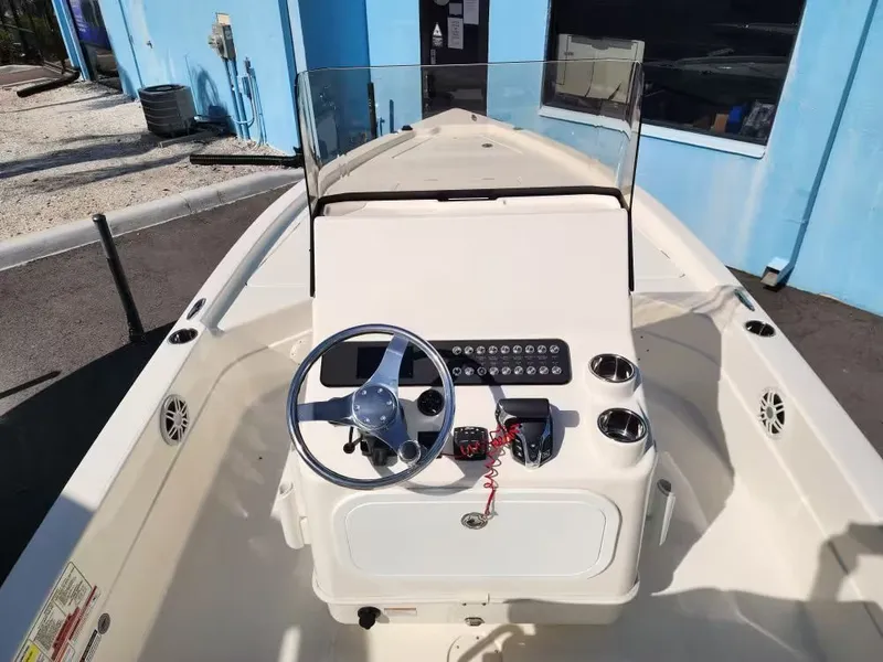 Slide: The Image of Skeeter SX221 2025 - 9