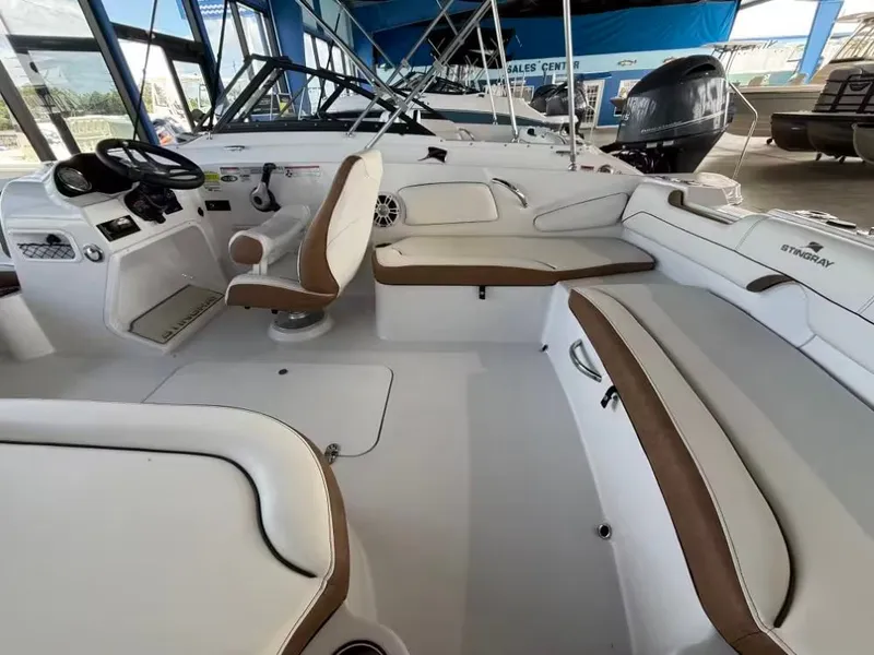 Slide: The Image of Stingray 182 SC 2025 - 10