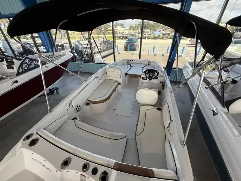 Slide: The Image of Stingray 182 SC 2025 - 11