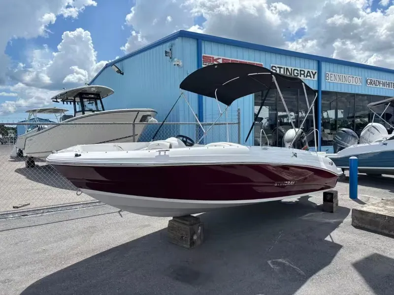 Slide: The Image of Stingray 182 SC 2025 - 3