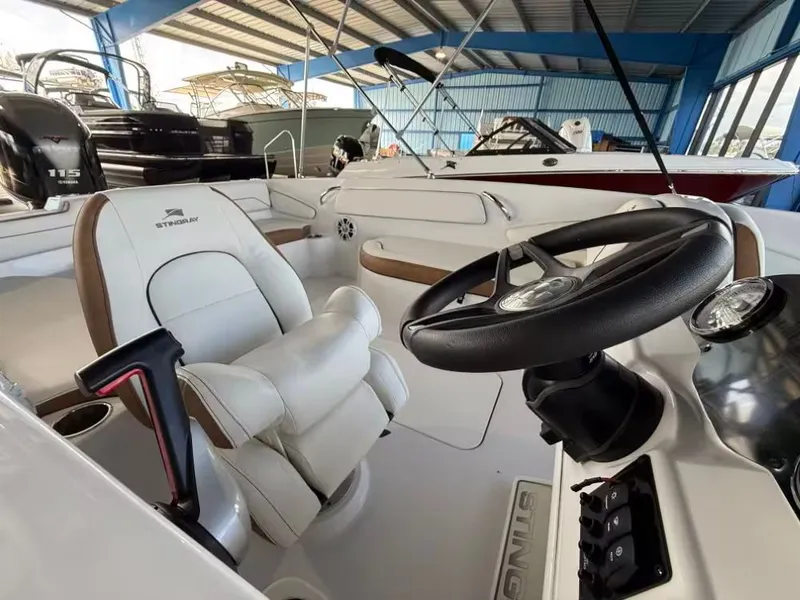 Slide: The Image of Stingray 182 SC 2025 - 7