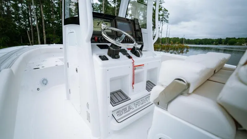 Slide: The Image of Sea Hunt Ultra 305 SE 2026 - 6