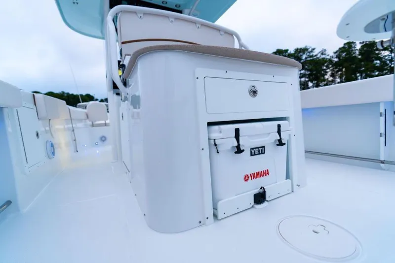 Slide: The Image of Sea Hunt Ultra 305 SE 2027 - 12