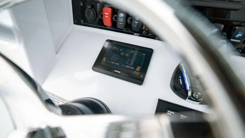 Slide: The Image of Sea Hunt Ultra 305 SE 2026 - 13